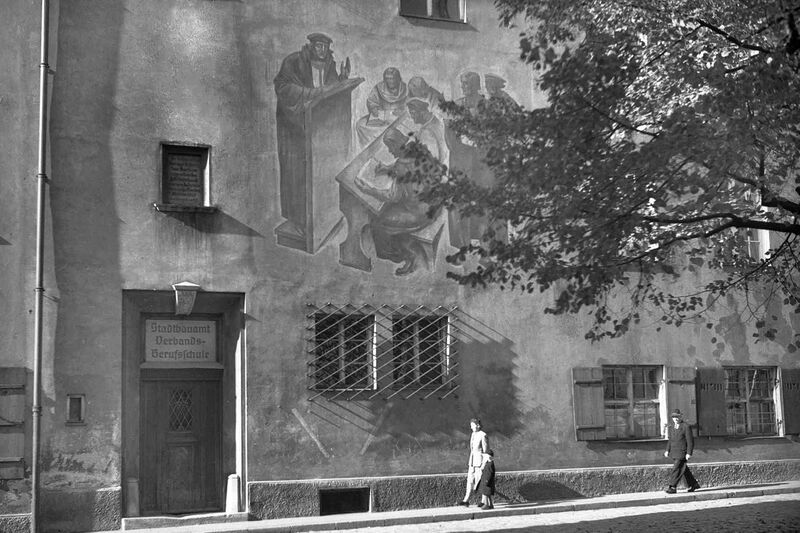 Datei:EingangHoheSchule W798 ZentrumStadtgeschichte MaxWeiß.jpg