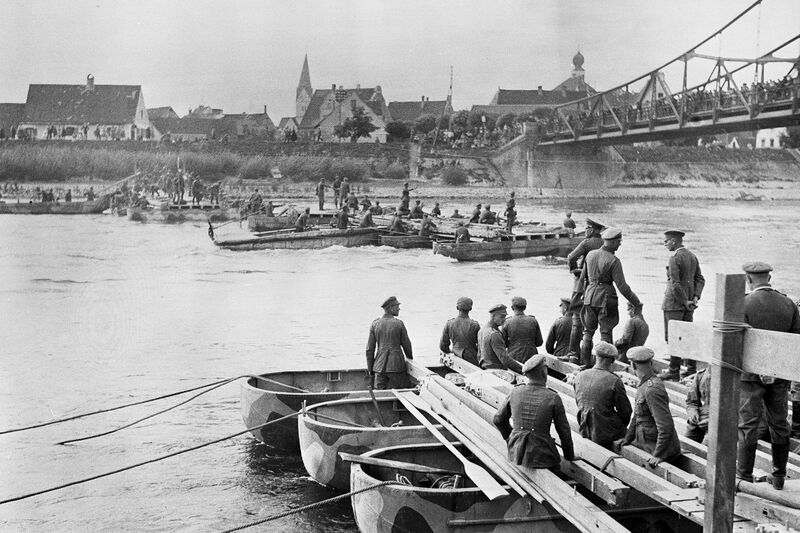 Datei:BrückenbauPioniere W2805 ZentrumStadtgeschichte MaxWeiß.jpg