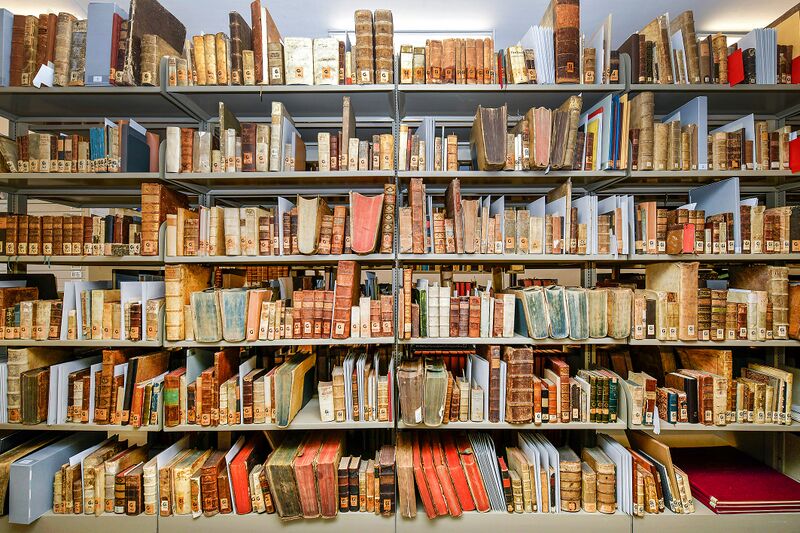 Datei:Altdruckregal2023 ZentrumStadtgeschichte UlliRoessle.jpg