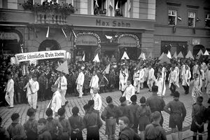 NSHandwerksparade1933 W2859 ZentrumStadtgeschichte MaxWeiß.jpg