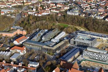 Gebäude der Technischen Hochschule Ingolstadt an der Esplanade mit dem Erweiterungsbau und dem im Bau befindlichen Forschungs- und Testzentrum CARISSMA.