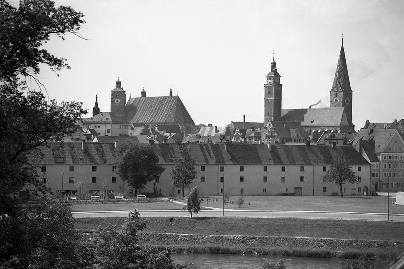 Datei:Donaukaserne 19481 ZentrumStadtgeschichte KurtScheuerer.jpg