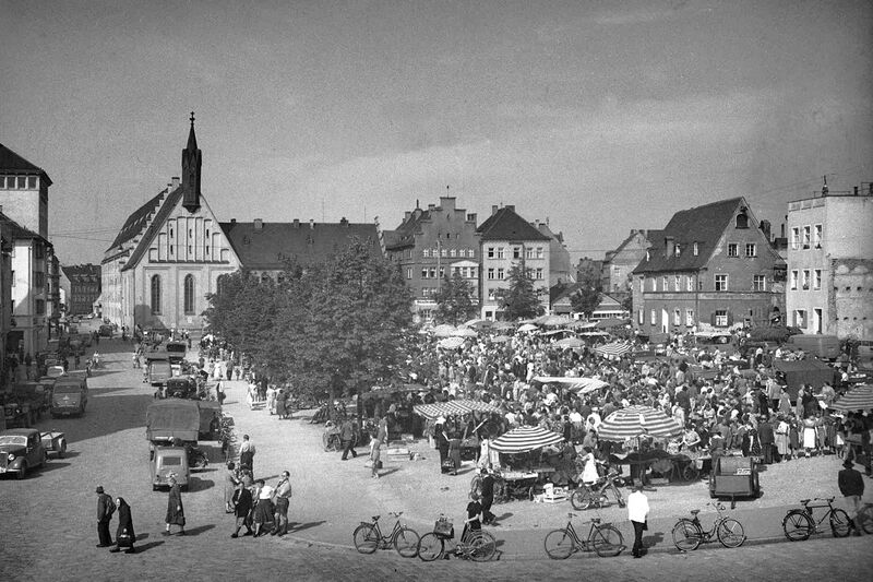 Datei:Wochenmarkt1955 W793 ZentrumStadtgeschichteIngolstadt MaxWeiß.jpg