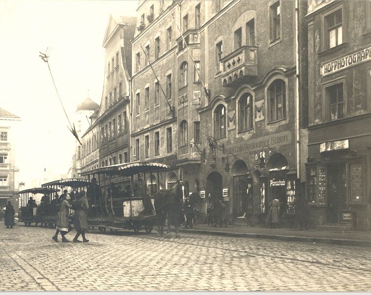 Datei:TheresienstrasseCafeBärenPferdebahn Zentrum Stadtgeschichte.jpg