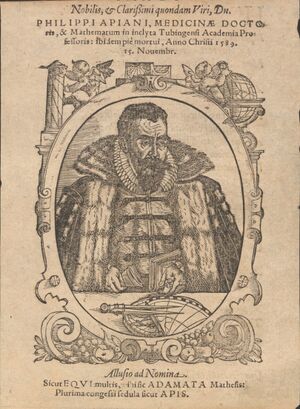 Textinhalt: Nobilis, et clarißimi quondam viri, Dn. Philippi Apiani, medicinae doctoris, et mathematum in inclyta Tubingensi academia professoris: ibidem pie mortui anno Christi 1589. 15. Novembr. Allusio ad nomina. Sicut EQUI multis, mihisic ADAMATA mathesis. Plurima congessi sedula sicut APIS.