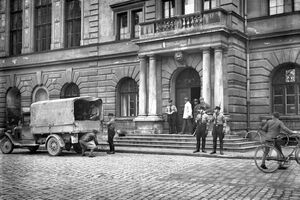 AbtransportvHaeftlingen1933 W2388 Zentrum Stadtgeschichte MaxWeiß.jpg