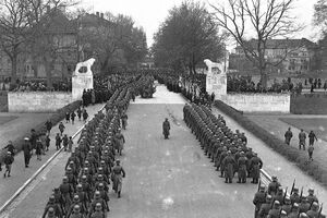 MilitaerparadeKavalierSpreti W2440 Zentrum Stadtgeschichte MaxWeiß.jpg