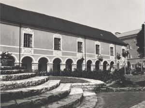 Außenansicht des Orbansaals mit Treppenstufen, Beeten und Bepflanzung davor.