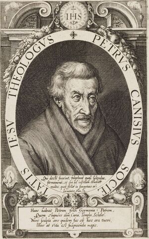 Textinhalt: Petrus Canisius societatis Iesu theologus. Qui docti fuerint, fulgebunt quasi splendor firmamenti; et qui ad iustitiam erudiunt multos, quasi stellae in perpetuas aeternitates. Dan. 12. Hunc habuit Petrum felix Germania patrem, quem stupuere olim, curia, templa, schola. Nunc sculpta aere quidem fas est haec ora tueri, illius at vita est suspicienda magis.