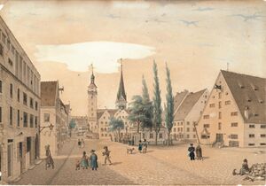 Am Ende des Rathausplatzes ragen Pfeifturm und der Turm der Moritzkirche auf. Davor stehen das Alte Rathaus und die Hauptwache. Am rechten Rand des Platzes steht der Salzstadel.